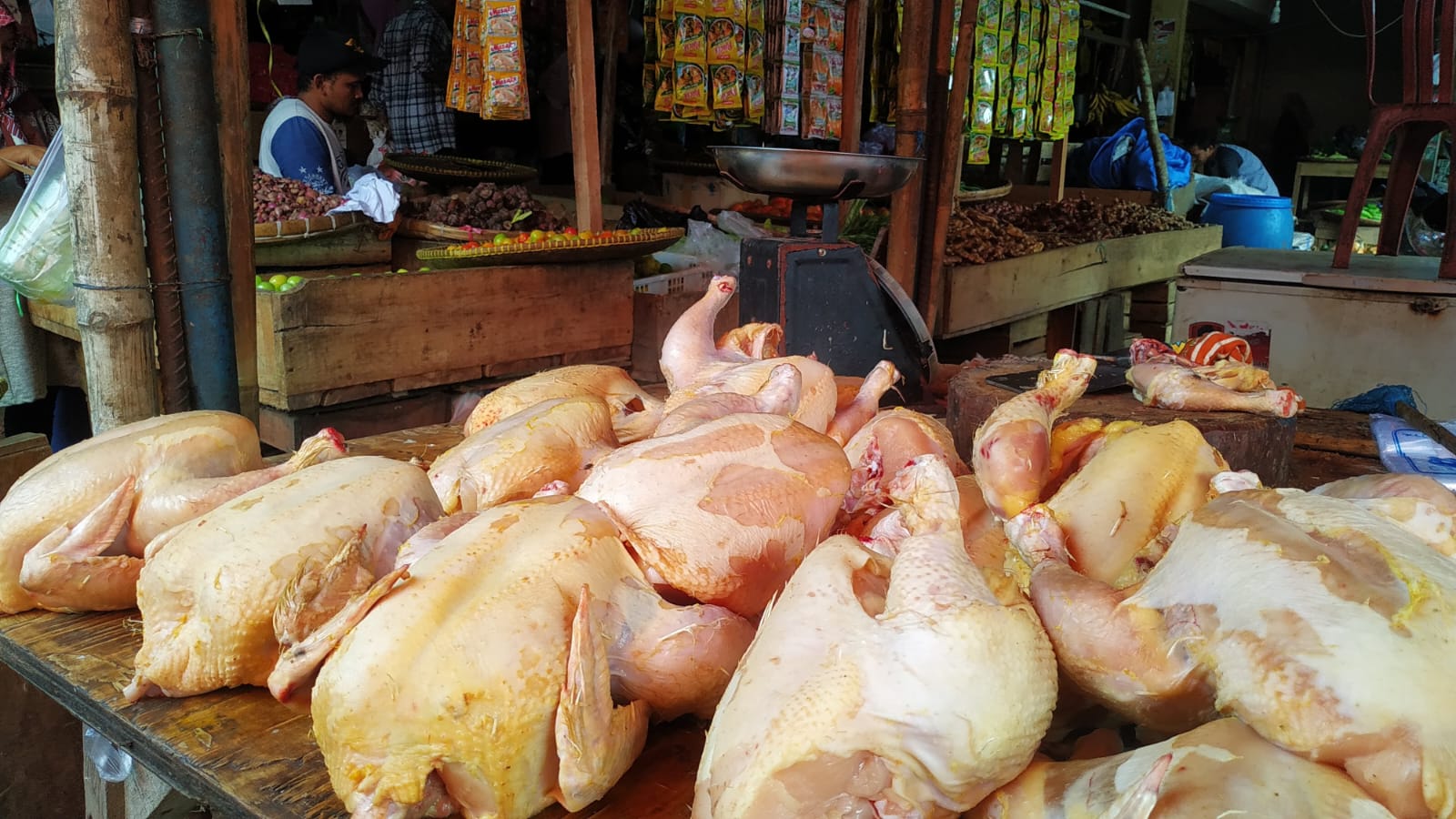 MULAI NAIK : Harga Daging ayam naik di Pasar Palabuhanratu, Kabupaten Sukabumi. (FOTO : NANDI/ RADARSUKABUMI)