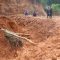 PENGECEKAN : Warga dan pihak perhutani saat melakukan pengecekan lokasi kejadian lokasi penambang emas Lengkong Sukabumi. (FOTO : NANDI/ RADARSUKABUMI)