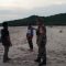PENCARIAN : Tim SAR Gabungan saat melakukan pencarian wisatawan yang hilang di Pantai Ujung Genteng Sukabumi. (foto : ist)