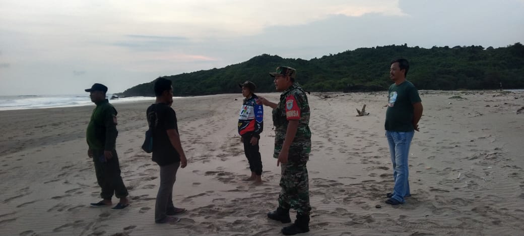 PENCARIAN : Tim SAR Gabungan saat melakukan pencarian wisatawan yang hilang di Pantai Ujung Genteng Sukabumi. (foto : ist)