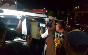 DIBAWA : Petugas Polsek Cisaat bersama keluarganya, saat membawa terduga pelaku penculikan anak, K (31) ke RSMM Bogor.(FOTO : DENDI/RADAR SUKABUMI)