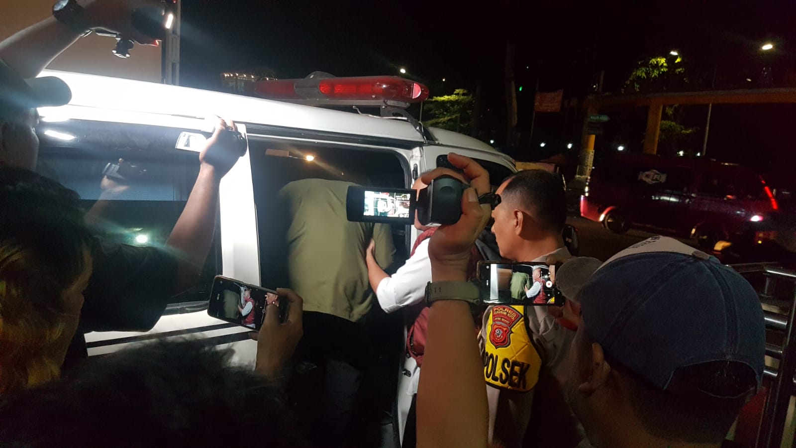 DIBAWA : Petugas Polsek Cisaat bersama keluarganya, saat membawa terduga pelaku penculikan anak, K (31) ke RSMM Bogor.(FOTO : DENDI/RADAR SUKABUMI)