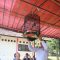 Kapolres Sukabumi AKBP Maruly Pardede saat menaikan sangkar burung dalam kompetisi burung berkicau, Minggu (18/6).(Foto : ist)