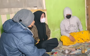 Ibu Siti bersama 2 suaminya dalam tayangan youtube berjudul '"Ibu Haji Cantik Memiliki Dua Suami Tinggal Serumah Tetap Harmonis'-Youtube/Ki Bungsu Kawangi-