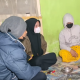 Ibu Siti bersama 2 suaminya dalam tayangan youtube berjudul '"Ibu Haji Cantik Memiliki Dua Suami Tinggal Serumah Tetap Harmonis'-Youtube/Ki Bungsu Kawangi-