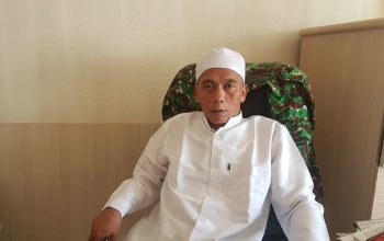 DIWAWANCARAI : Ketua II PPIH Kabupaten Sukabumi, KH. Ujang Hamdun saat diwawancarai Radar Sukabumi, soal biaya jamaah haji tahun 2023.(FOTO : DENDI/RADAR SUKABUMI)