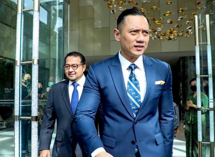 Sekretaris Jendral Partai Demokrat, Teuku Riefky Harsya (kiri belakang) dan Ketua Ketua Umum Partai Demokrat, Agus Harimurti Yudhoyono (AHY) (kanan depan)-Instagram-