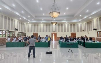 ARAHAN : Ketua PDBI Kabupaten Sukabumi, Ferdy Ferdian bersama jajaranya saat memberikan sambutan pada pelatihan ratusan pelatih drum band dan marching band se Kabupaten Sukabumi di Hotel Augusta Cikukulu, Kecamatan Cicantayan.