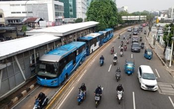 Pengguna transportasi umum di Jakarta kini diizinkan tak pakai masker, Minggu 11 Juni 2023-Jalur Bus TransJakarta/Pmjnews-