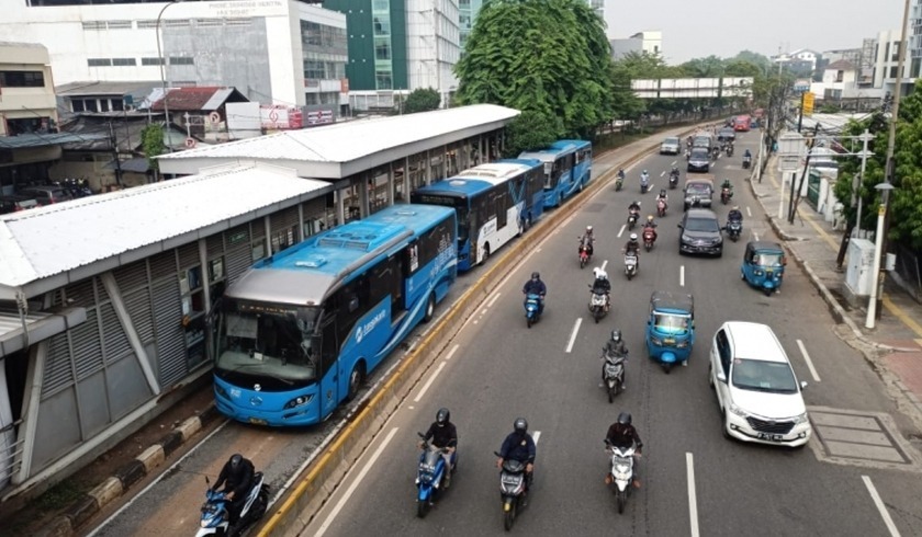 Pengguna transportasi umum di Jakarta kini diizinkan tak pakai masker, Minggu 11 Juni 2023-Jalur Bus TransJakarta/Pmjnews-