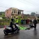OLAH TKP : Petugas Unit Laka Lantas Polres Sukabumi Kota, saat olah TKP laka lantas di Jalan Raya Sukalarang, tepatnya di Kampung Cipetir Warung Panjang, RT 01/RW 05, Desa Margaluyu, Kecamatan Sukaraja, Kabupaten Sukabumi, pada Selasa (06/06) pagi.