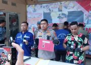 MENUNJUKAN : Kapolres Sukabumi saat menujukan barangbukti narkoba yang digunakan oleh tiga Pegawai Panwascam di salah satu kecamatan