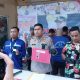 MENUNJUKAN : Kapolres Sukabumi saat menujukan barangbukti narkoba yang digunakan oleh tiga Pegawai Panwascam di salah satu kecamatan