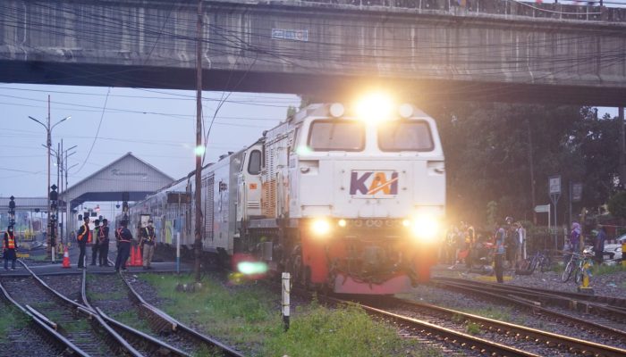 Mulai Hari Ini Kecepatan Kereta Api Ditambah, Daop 2 Bandung : Masyarakat Hati-Hati