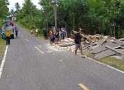 LAKALANTAS : Kondisi dump truk terguling dan menimpa rumah kosong milik warga di tanjakan puncak batu, Tegalbuleud Kabupaten Sukabumi.