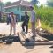 DITINJAU: Petugas P2BK Curugkembar, saat meninjau lokasi gorong-gorong rusak yang menghambat arus lalu lintas di Jalan Raya Kabupaten Sukabumi, tepatnya di Kampung Cibogo, RT 02/RW 01, Desa Cimenteng, Kecamatan Curugkembar, belum lama ini.