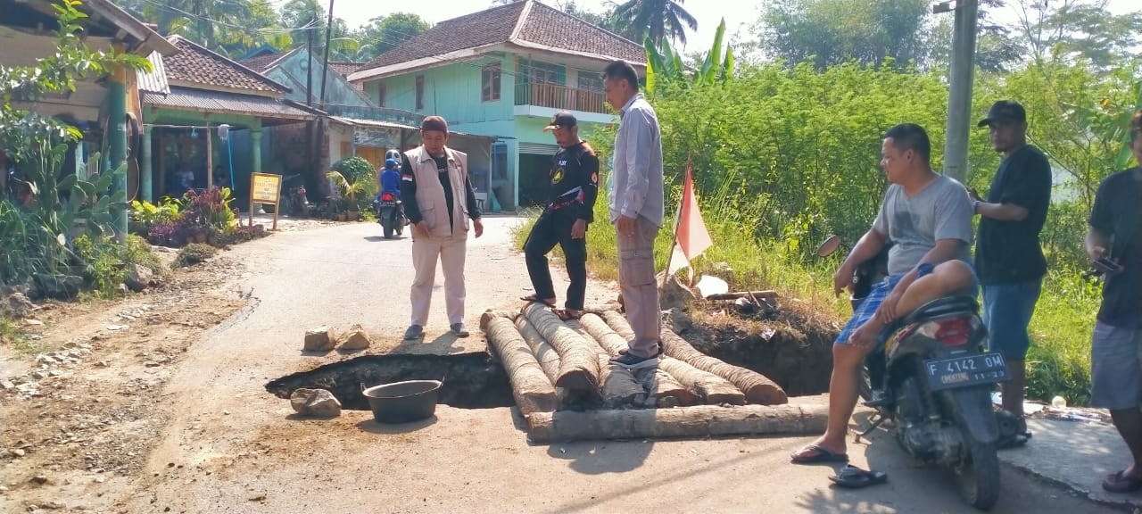 DITINJAU: Petugas P2BK Curugkembar, saat meninjau lokasi gorong-gorong rusak yang menghambat arus lalu lintas di Jalan Raya Kabupaten Sukabumi, tepatnya di Kampung Cibogo, RT 02/RW 01, Desa Cimenteng, Kecamatan Curugkembar, belum lama ini.