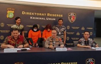 Polisi mengamankan dua tersangka dalam kasus dugaan Tindak Pidana Penjualan Orang (TPPO).-Rafi Adhi Pratama-