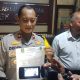 DIWAWANCARAI : Kapolsek Cisaat, Kompol Deden Sulaeman saat menunjukan hasil surag pemeriksaan dari dokter spesialis kejiwaan dari RSUD R Syamsudin Kota Sukabumi di Mapolsek Cisaat pada Senin (05/06).(FOTO : DENDI/RADAR SUKABUMI)