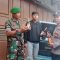 DIGELEDAH : Danramil 0607-13/Cicurug. Kapten Arm U. Sanusi, saat menemukan minuman keras di warung jamu.(FOTO : UNTUK RADAR SUKABUMI)
