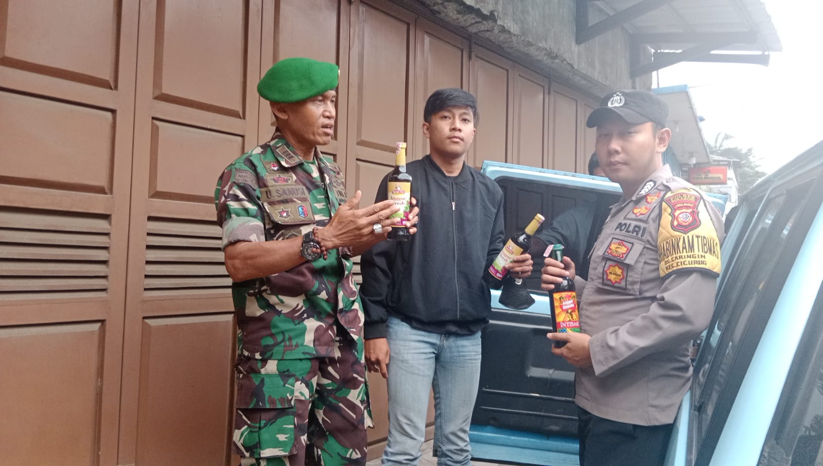 DIGELEDAH : Danramil 0607-13/Cicurug. Kapten Arm U. Sanusi, saat menemukan minuman keras di warung jamu.(FOTO : UNTUK RADAR SUKABUMI)