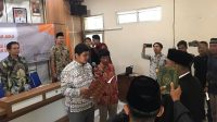 PAW : Ketua Bawaslu Kabupaten Sukabumi Teguh Hariyanto saat melakukan Penggantian antarwaktu (PAW) kepada anggota panwascam yang terlibat kasus narkoba.