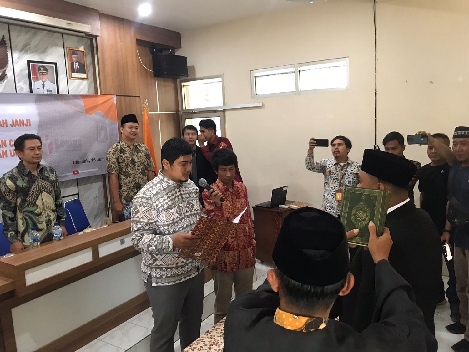 PAW : Ketua Bawaslu Kabupaten Sukabumi Teguh Hariyanto saat melakukan Penggantian antarwaktu (PAW) kepada anggota panwascam yang terlibat kasus narkoba.