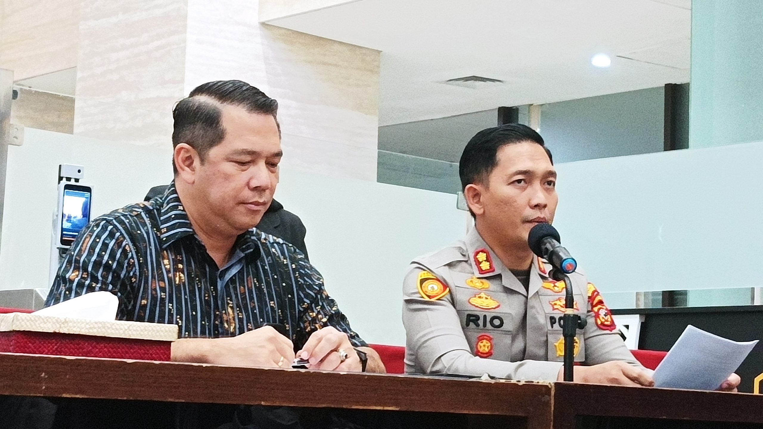 Kapolres Bogor, AKBP Rio Wahyu Anggoro membeberkan kronologi kasus tewasnya Bripda IDF (20) karena tertembak oleh rekannya, Bripda IM.