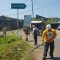 KTU UPTD PU Wilayah 4 Sukabumi, Dandan Saepul Hamdani, bersama stafnya saat membersihkan bahu jalan di ruas Jalan Cimungcang - Baros, Desa/Kecamatan Kebonpedes, Kabupaten Sukabumi