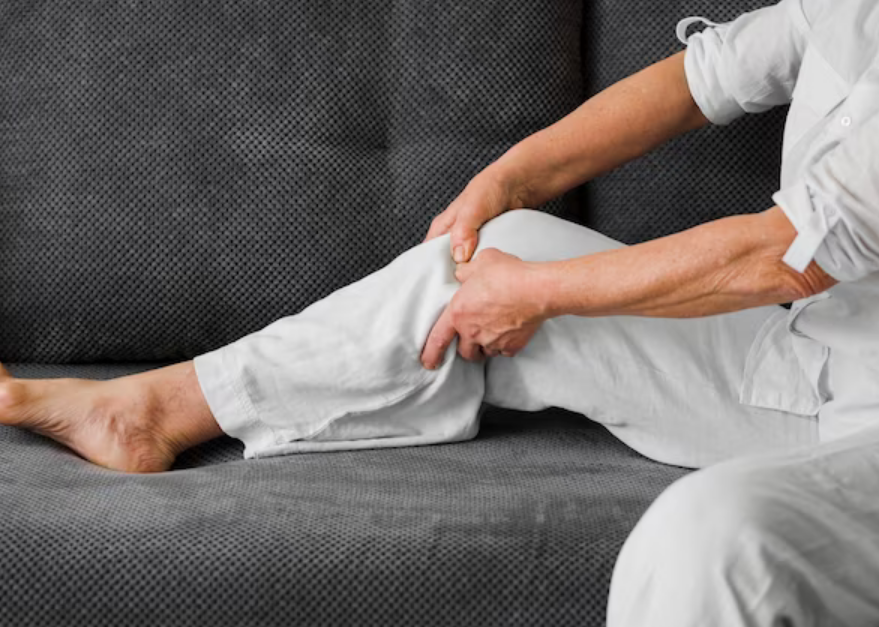 Apakah anda sering sakit lutut dan kaki ? bisa jadi anda terkena asam urat.-Asam Urat/Freepik-