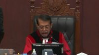 Tangkapan layar - Ketua Majelis Hakim Mahkamah Konstitusi (MK) Anwar Usman membacakan putusan di gedung MK RI, sebagaimana dipantau secara daring dari Jakarta, Senin (31/7/2023).