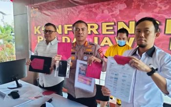 Kabid Humas Polda Jabar Kombes Pol Ibrahim Tompo (tengah) bersama jajaran Ditreskrimsus Polda Jawa Barat menunjukan bukti dalam tindak kejahatan mempromosikan judi online yang dilakukan Youtuber Ferdian Paleka (belakang) di Mapolda Jabar, Kota Bandung, Rabu (26/7/2023).