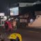 MEMBAHAYAKAN : Screen shot video viral sejumlah pemuda saat adu ketangkasan menggunakan cerulit di ruas Jalan Raya Nasional, tepatnya di RA Kosasih, Kampung Ngaweng, Desa Sukaraja, Kecamatan Sukaraja, Kabupaten Sukabumi pada Selasa (25/07) dini hari.(tangkapan layar)