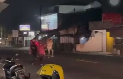 MEMBAHAYAKAN : Screen shot video viral sejumlah pemuda saat adu ketangkasan menggunakan cerulit di ruas Jalan Raya Nasional, tepatnya di RA Kosasih, Kampung Ngaweng, Desa Sukaraja, Kecamatan Sukaraja, Kabupaten Sukabumi pada Selasa (25/07) dini hari.(tangkapan layar)