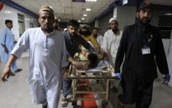 Korban luka akibat ledakan di distrik Bajaur Khyber Pakhtunkhwa, Pakistan saat dibawa ke Rumah Sakit Lady Reading di Peshawar pada 30 Juli 2023/Net