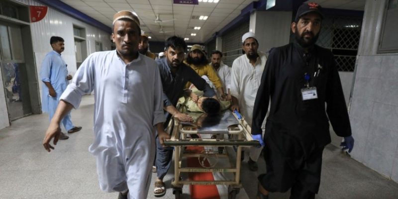 Korban luka akibat ledakan di distrik Bajaur Khyber Pakhtunkhwa, Pakistan saat dibawa ke Rumah Sakit Lady Reading di Peshawar pada 30 Juli 2023/Net