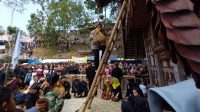 SEREN TAHUN : Kapolres Sukabumi AKBP Maruly Pardede saat mengikuti prosesi ngampihkan pare ka leuit dalam acara seren taun ke 444 di kasepuhan Sinar Resmi. (FOTO : NANDI/ RADARSUKABUMI)