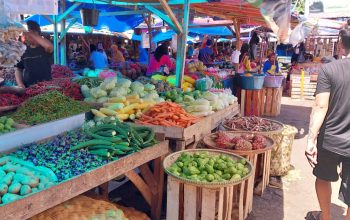 BERJUALAN : Harga sembako di pasar Palabuhanratu masih Mahal. (FOTO : NANDI/ RADARSUKABUMI)