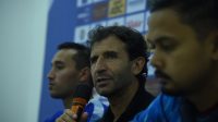 Pelatih Persib Bandung Luis Milla dalam koferensi pers.-Persib Bandung Official-