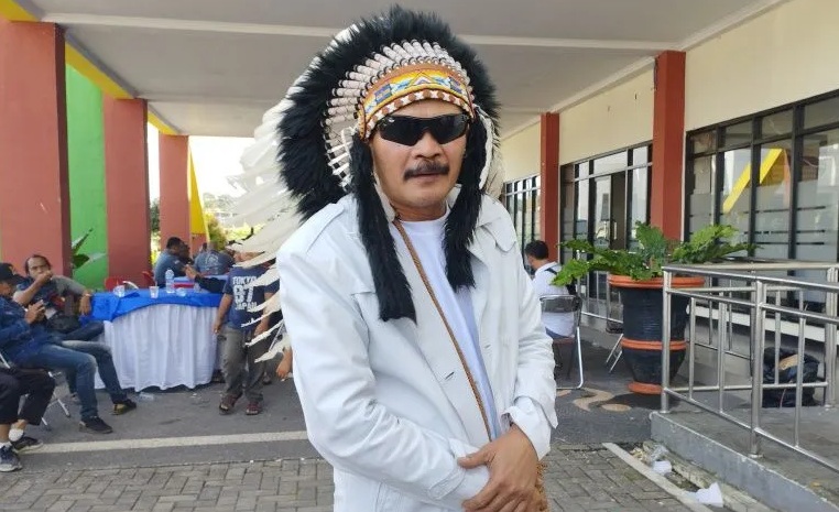 Salah seorang warga Kalimantan Barat bernama Asep Sutrisna hadir dalam acara "Silaturasep Sajagat" di Garut Kota Intan di Lapangan RAA Adiwijaya, Kecamatan Tarogong Kidul, Kabupaten Garut, Jawa Barat, Sabtu (15/7/2023). 