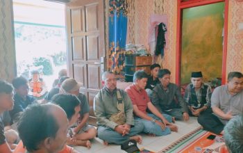 BELASUNGKAWA: Plt Kepala Dinas Pendidikan Kabupaten Sukabumi, Jujun Juaeni, saat menyambangi rumah keluarga duka berinisial MA (13) seorang siswa pserta MPLS SMPN 1 Ciambar, yang dikabarkan meninggal dunia setelah tenggelam di sungai.