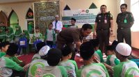 Kepala Kejaksaan Negeri (Kajari) Kabupaten Sukabumi saat memberikan santunan kepada anak-anak yatim. 