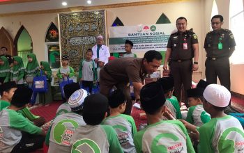 Kepala Kejaksaan Negeri (Kajari) Kabupaten Sukabumi saat memberikan santunan kepada anak-anak yatim. 