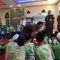 Kepala Kejaksaan Negeri (Kajari) Kabupaten Sukabumi saat memberikan santunan kepada anak-anak yatim. 