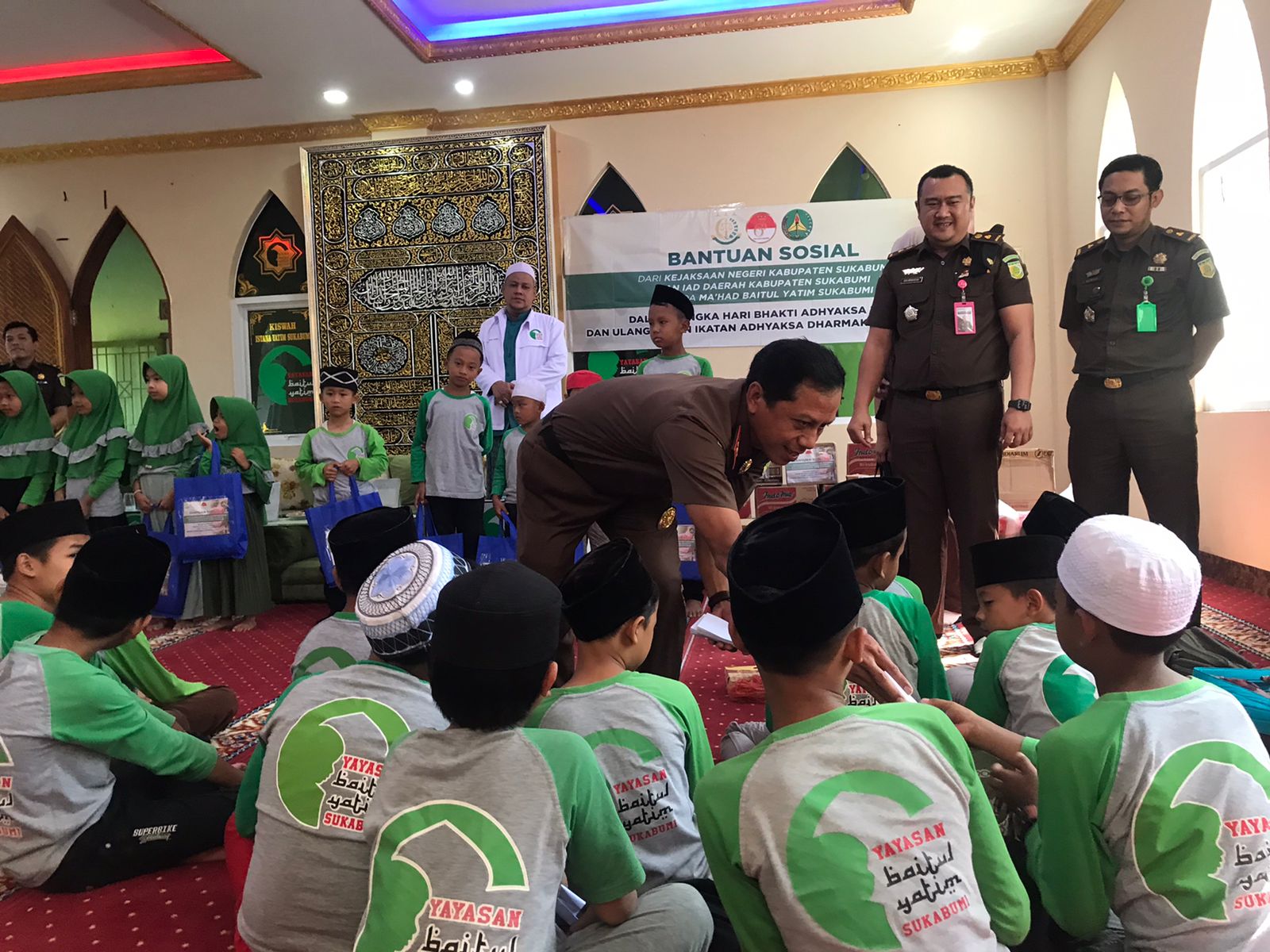 Kepala Kejaksaan Negeri (Kajari) Kabupaten Sukabumi saat memberikan santunan kepada anak-anak yatim. 
