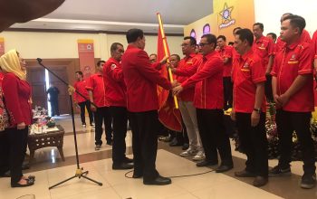 PELANTIKAN : Wakil Ketua Umum Dewan Pimpinan Nasional (Depinas) SOKSI Dewi Asmara dan Ketua Dewan Pimpinan Daerah (Depidar) SOKSI Jawa Barat, Yod Mintaraga saat melantik Deni Gunawan sebagai Ketua Dewan Pimpinan Cabang (Depicab) Sentral Organisasi Karyawan Swadiri Indonesia (SOKSI) Kabupaten Sukabumi Priode 2023-2028, Sabtu (22/07/2023).