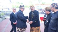 Kepala Dinas Pekerjaan Umum (DPU) Kabupaten Sukabumi, Asep Japar saat menerima penghargaan Satyalancana Karyastya dari Jokowi yang diberikan oleh Bupati Marwan Hamami. (foto : ist)