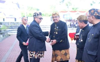 Kepala Dinas Pekerjaan Umum (DPU) Kabupaten Sukabumi, Asep Japar saat menerima penghargaan Satyalancana Karyastya dari Jokowi yang diberikan oleh Bupati Marwan Hamami. (foto : ist)