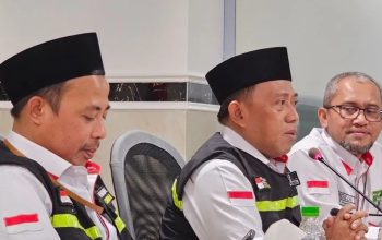 Direktur Bina Haji Kemenag Arsad Hidayat (tengah), didampingi. Sekretaris Daker Madinah Abdillah (kiri) dan Kabid Media Center Haji (MCH) Daker Madinah Khoiron Durori, di Kantor Urusan Haji Daerah Kerja Madinah, Minggu (16/7). 