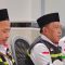 Direktur Bina Haji Kemenag Arsad Hidayat (tengah), didampingi. Sekretaris Daker Madinah Abdillah (kiri) dan Kabid Media Center Haji (MCH) Daker Madinah Khoiron Durori, di Kantor Urusan Haji Daerah Kerja Madinah, Minggu (16/7). 